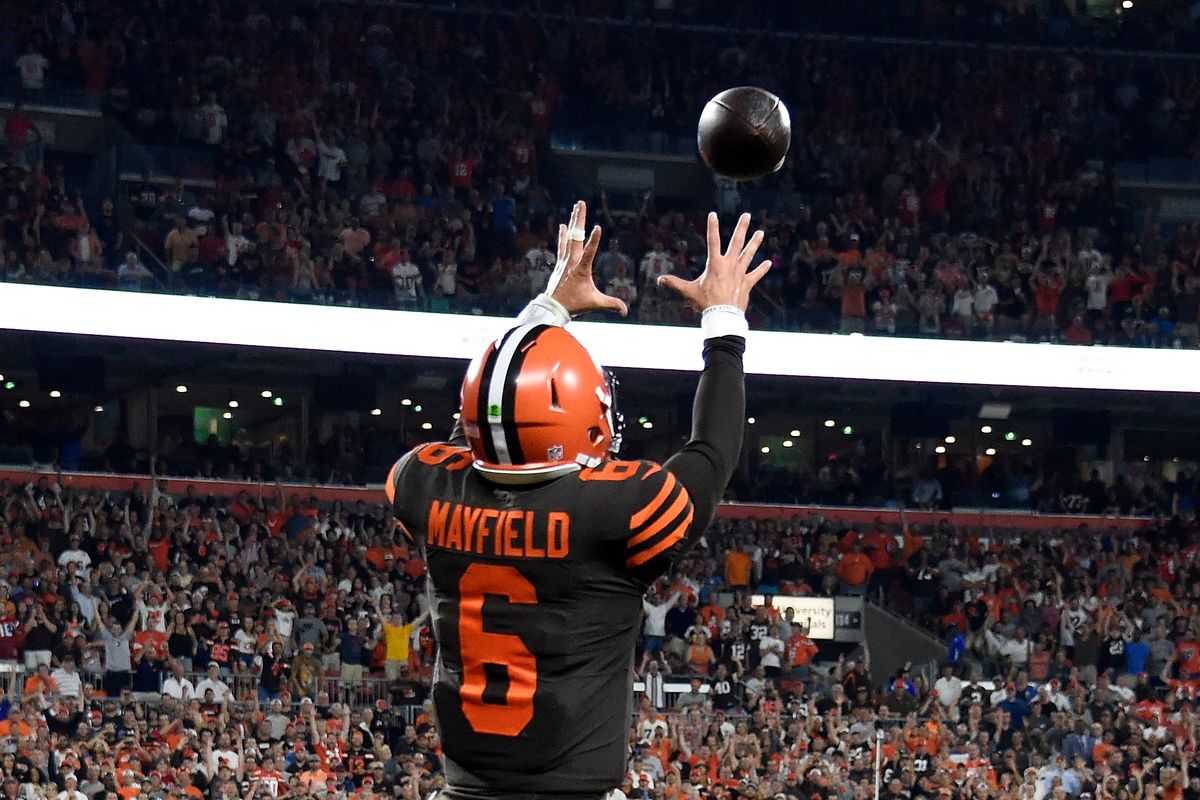 Baker Mayfield catches a pass to complete a 2-point conversion against the Jets